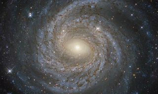 Hai hố đen được ví như "quái thú trốn dưới gầm giường". Ảnh: RT.