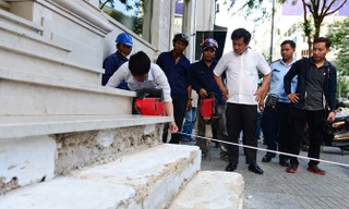 Ông Đoàn Ngọc Hải chỉ đạo đập bậc tam cấp một khách sạn lấn chiếm vỉa hè.