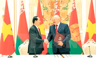 Chủ tịch nước Trần Đại Quang và Tổng thống Belarus Alexander Lukashenko tại Lễ ký Tuyên bố chung Về phát triển toàn diện và sâu rộng giữa Cộng hòa xã hội chủ nghĩa Việt Nam và Cộng hòa Belarus. Ảnh: Nhan Sáng/TTXVN.