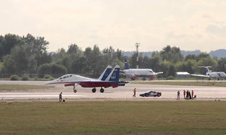 Video 'tiêm kích Su-30 đua với siêu xe Ferrari' hot nhất tuần qua