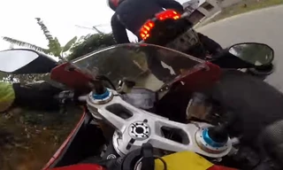 Ducati chạy 128 km/h ngã nhào do phanh gấp tránh con gà