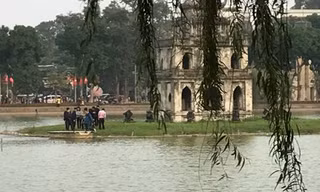 'Hồ Gươm đang cạn dần, cứ đà này sẽ thành... đầm lầy'