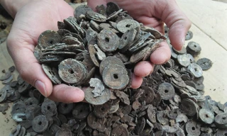 Số tiền xu chưa được xác định rõ niên đại.