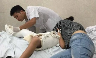 Mẹ ôm Trần Chí Kiên khi em điều trị tại Bệnh viện Việt Đức. Ảnh: NVCC.