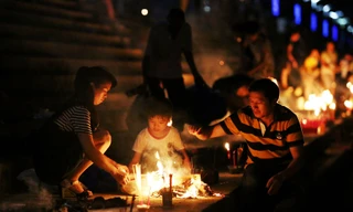 Người Trung Quốc đốt vàng mã, ăn thịt vịt đón Vu Lan