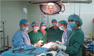 Quả thận vô giá cha dượng hiến cứu mạng con gái riêng của vợ