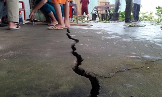 Vết nứt dài 60m xuất hiện trên mặt đường.