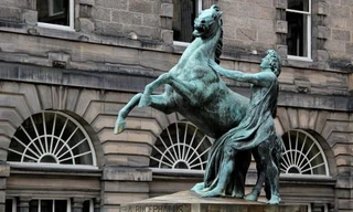 Tượng của Alexander Đại đế và chiến mã Bucephalus ở Scotland. Ảnh: War History.