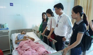 Các thầy cô giáo vào viện thăm em Minh.