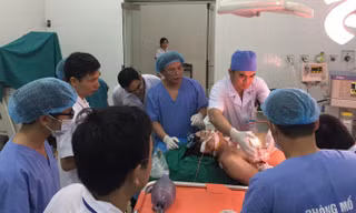 Bệnh nhân Lô Minh Hương đang trong tình trạng xấu, hôn mê sâu.