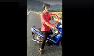 Người cầm súng bắn đạn cao su dọa dân là Phó Phòng NN huyện Tri Tôn (ảnh cắt clip)