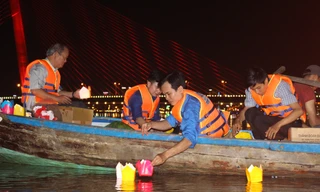 Thả 7000 hoa đăng tri ân các anh hùng liệt sĩ trên sông Hàn