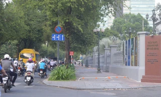 Cận cảnh barie ngăn xe máy 'tranh đường' người đi bộ ở Sài Gòn