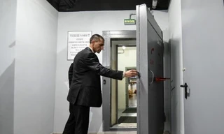 Một nhân viên mở cửa lối vào hầm trú ẩn ở Mátxcơva. Ảnh: Ria Novosti.