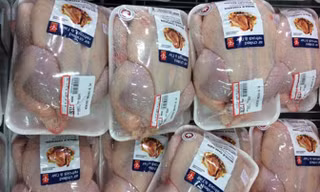 Thịt gà giá rẻ từ Mỹ là một trong những nguyên nhân đẩy giá gà trong nước giảm mạnh thời gian qua.