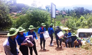 Thành đoàn Kon Tum phát quà cho 15 trẻ em nghèo và 3 hộ gia đình chính sách ở xã Đắk Năng. Ảnh: Yến Nhi.