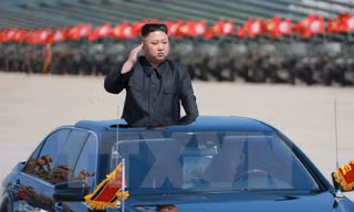 Nhà lãnh đạo Triều Tiên Kim Jong-un kiểm tra một cuộc tập trận bắn đạn thật nhân dịp kỷ niệm 85 năm ngày thành lập Quân đội Nhân dân Triều Tiên (25/4/1932-25/4/2017). Nguồn: Yonhap/TTXVN.