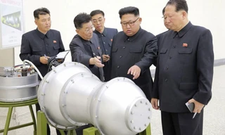 Lãnh đạo Triều Tiên Kim Jong Un và thiết bị được cho là bom H. Ảnh: Reuters.