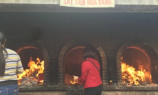 Hàng vạn người chen chân “vay tiền” ở Đền Bà Chúa Kho