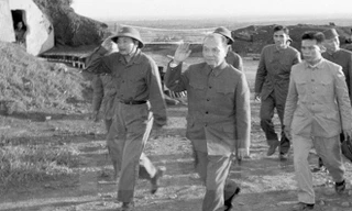 Tổng Bí thư Trường Chinh thăm căn cứ Dốc Miếu, tỉnh Quảng Trị (15/1/1974). (Ảnh: Lâm Hồng/TTXVN)