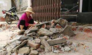 Người đi bộ 'đánh võng' vì vỉa hè ngổn ngang như công trường