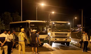 Hai tài xế để xe chắn ngang đường khiến giao thông bị ùn tắc. Ảnh: Xuân Ngọc.