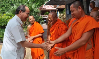 Chủ tịch Ủy ban Trung ương MTTQ Việt Nam Nguyễn Thiện Nhân bắt tay lãnh đạo Hội doàn kết sư sãi yêu nước tỉnh Sóc Trăng.