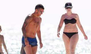 Tevez (giữa) có mặt tại bãi tắm ở Cancun, hôm 7/1. Tiền đạo này đang tận hưởng thời gian nghỉ ngơi thoải mái do giải vô địch Trung Quốc 2017 chưa khởi tranh.