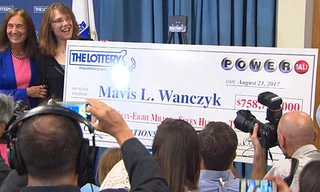 Mavis Wanczyk xuất hiện để nhận giải. Ảnh: BBC.