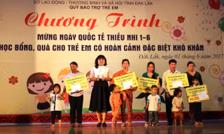 Đại diện lãnh đạo tỉnh trao biển tượng trưng cho 5 em được phẫu thuật tim.