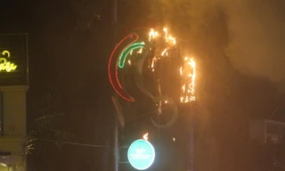 Một dây đèn trang trí Tết Nguyên đán bị cháy trên đường Phạm Ngọc Thạch, quận 1, TPHCM.