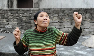 Bà Vũ Thị Đào (51 tuổi) diễn lại cảm xúc sợ hãi.