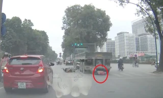 Cô gái thoát chết khi bị xe đầu kéo cuốn vào gầm