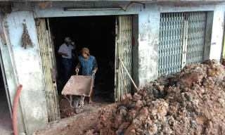 Hàng trăm hộ dân bị ảnh hưởng bởi dự án nâng đường Kinh Dương Vương. Ảnh: Việt Văn.