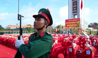 104 bộ hài cốt liệt sỹ là quân tình nguyện và chuyên gia Việt Nam hy sinh ở nước Cộng hòa dân chủ nhân dân Lào về với đất mẹ.