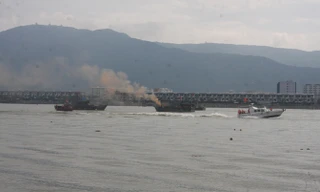 Tình huống giả định là sau tai nạn, tàu dầu bị vỡ, bốc cháy và dầu tràn trên sông Hàn.