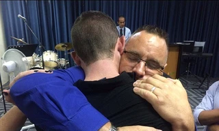 Hành động của ông bố với kẻ giết con khiến người vô cảm cũng rơi lệ