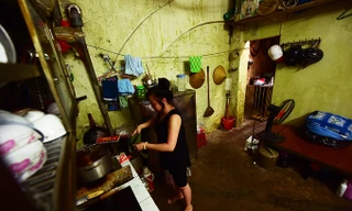 Cuộc sống ở 'phố gầm cầu trăm tuổi' Hà Nội