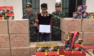 Bắt quả tang đối tượng vận chuyển 1,2 tấn pháo lậu