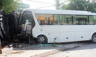 Ôtô khách chở gần 40 người nước ngoài lao vào nhà dân. Ảnh: Văn Phước.