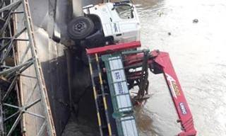 Cầu sập, xe ép cọc cùng 2 người rơi xuống sông