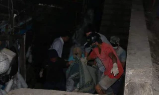 Thi thể nạn nhân đã được ngư dân đưa vào cảng cá Cửa Sót.