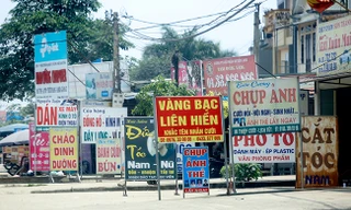 Tận thấy biển quảng cáo 'nuốt chửng' vỉa hè ở Hà Nội