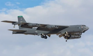 Máy bay B-52 hạ cánh xuống căn cứ. Ảnh: Wallpaper Safari.