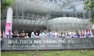 Các vị lãnh đạo T.Ư và TPHCM cắt băng khánh thành công trình nâng cấp Nhà thiếu nhi TPHCM.