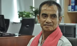 Hai năm sau khi giải oan, ông Nén nhận quyết định bồi thường. Ảnh: Pháp Luật TP.HCM.