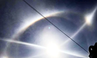 Mặt trời lạ mắt với 3 quầng sáng bao quanh.