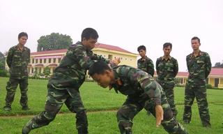 Học viên Đại học Trần Quốc Tuấn luyện tập võ nghệ