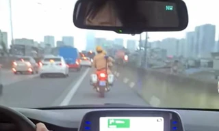 Cộng đồng mạng dành mưa lời khen hai CSGT dẫn đường cho cặp vợ chồng chở con đi cấp cứu