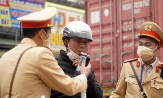 Uống rượu bia ngày 'tiễn' ông Công ông Táo: Nhiều tài xế bị phạt nặng, giữ xe